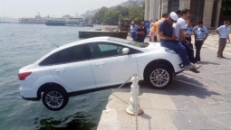 Чудеса парковки: в Стамбуле турист «оригинально» припарковал арендованный автомобиль