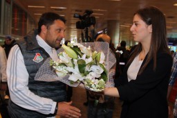 Футболистов «Локомотива» в Стамбуле встретили цветами