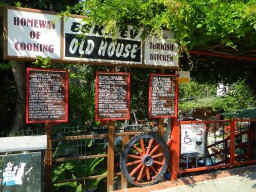 Old Hous - замечательный ресторанчик в центре Аланьи
