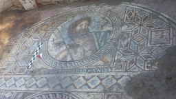 Археологи  обнаружили мозаику с изображением древнегреческого Бога моря Пойседона, надпись на находк